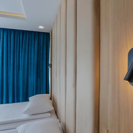 Family Deja Vu Hotel 2*